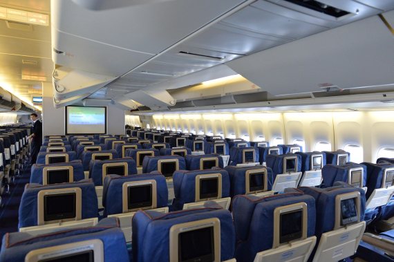 Die B747-400 der Transaero, mit bis zu 522 Sitzen sind diese Jumbos die größten Passagierflugzeuge in Russland. Die B747-400 der Transaero, mit bis zu 522 Sitzen sind diese Jumbos die größten Passagierflugzeuge in Russland.