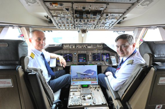 Die beiden Kapitäne im Cockpit freuten sich über die Austrian Wings Gastgeschenke: ein exklusiver Kalender sowie jede Menge Mannerschnitten.