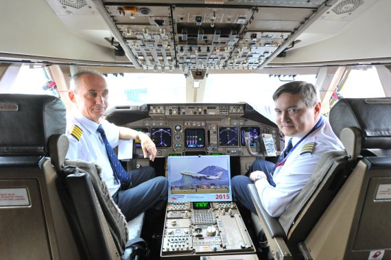 Die beiden Kapitäne im Cockpit freuten sich über die Austrian Wings Gastgeschenke: ein exklusiver Kalender sowie jede Menge Mannerschnitten. Die beiden Kapitäne im Cockpit freuten sich über die Austrian Wings Gastgeschenke: ein exklusiver Kalender sowie jede Menge Mannerschnitten.