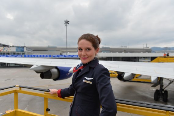 Transaero-Flugbegleiterin Daria vor der Kulisse des Salzburger Flughafens.