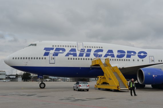 Auf der linken Seite befindet sich der Transaero-Schriftzug in russischer Sprache, rechts in Englisch.