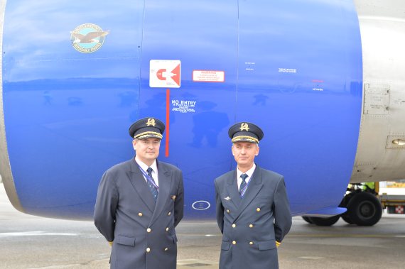Die beiden erfahrenen Flieger posieren stolz vor Triebwerk Nummer 2 "ihrer" Boeing 747-400.