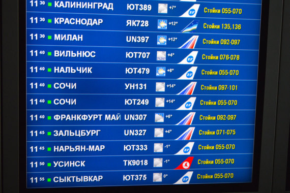 UN327 fliegt um 11:45 ab. Die Infos werden mal auf Englisch, mal auf Russisch gezeigt. Einige Airlines fliegen unter ihrem russischen Code, andere verwenden den internationalen, so wie Transaero.