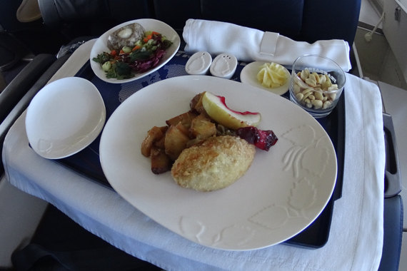 Transaeros Business Klasse Gedeck. Im Bild traditionell zubereitetes Kraut. Transaeros Business Klasse Gedeck. Im Bild traditionell zubereitetes Kraut.