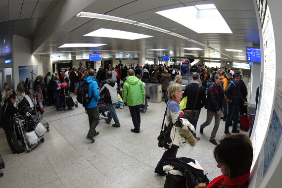 Eine einzige B747 überfüllt mit ihren Passagieren den kompletten Ankunftsbereich in Salzburg, das ist irgendwie lustig.