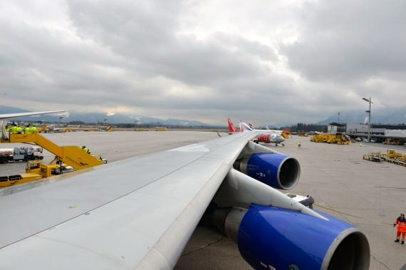 Die Reinigungsmannschaft betritt den Airliner von hinten. Es ist immer wieder faszinierend, wie sich diese Teams durch einen völlig versauten Flieger kämpfen und diesen in wenigen Minuten wieder blitzeblank bekommen.