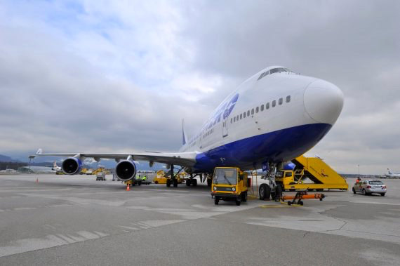 Um eine B747 effizient abzufertigen, also für einen Flug vorzubereiten, sind Unmengen an Bodengerät und Mitarbeiter erforderlich.