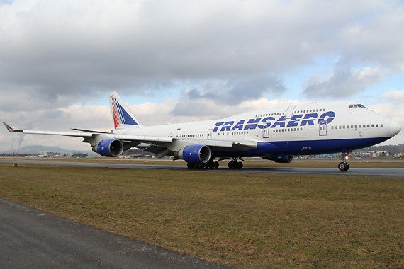 Fertig für den Abflug rollt die B747 der Piste in Salzburg entgegen.