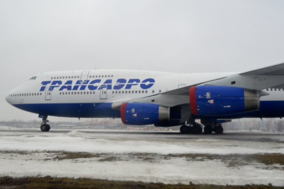 Transaero’s B747-400 werden sowohl von Rolls- Royce als auch von General Electric und Pratt & Whitney Triebwerken angetrieben. Die Maschine im Bild trägt die britischen Turbinen unter den Flächen, einst flog sie für South African Airlines. Transaero’s B747-400 werden sowohl von Rolls- Royce als auch von General Electric und Pratt & Whitney Triebwerken angetrieben. Die Maschine im Bild trägt die britischen Turbinen unter den Flächen, einst flog sie für South African Airlines.