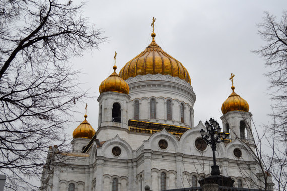 Die „Christus- Erlöser- Kirche“ spiegelt Moskaus Geschichte in vielerlei Hinsicht wieder. Wurde sie einst unter Stalin zerstört, so wurde sie in den 2000ern wieder errichtet und ist heute mit 103 Metern die größte orthodoxe Kirche der Welt.