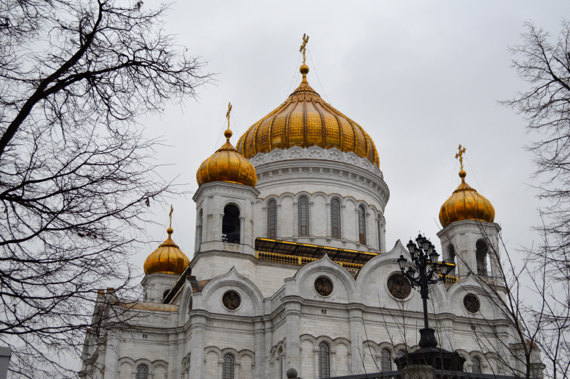 Die „Christus- Erlöser- Kirche“ spiegelt Moskaus Geschichte in vielerlei Hinsicht wieder. Wurde sie einst unter Stalin zerstört, so wurde sie in den 2000ern wieder errichtet und ist heute mit 103 Metern die größte orthodoxe Kirche der Welt. Die „Christus- Erlöser- Kirche“ spiegelt Moskaus Geschichte in vielerlei Hinsicht wieder. Wurde sie einst unter Stalin zerstört, so wurde sie in den 2000ern wieder errichtet und ist heute mit 103 Metern die größte orthodoxe Kirche der Welt.