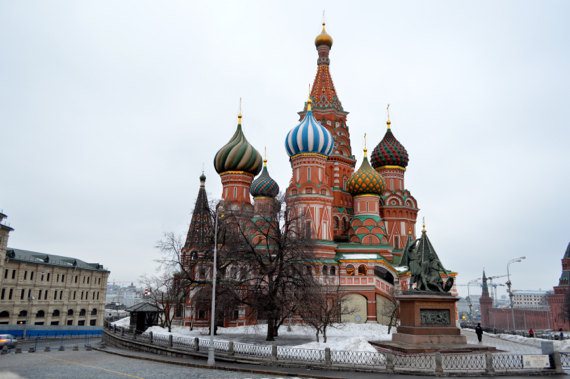 Die Basilius Kathedrale wurde im Jahre 1561 erbaut und war für die damalige Zeit eine revolutionäre Konstruktion. Heute ist sie Russlands bekanntestes Wahrzeichen. Das Bild wurde in den Abendstunden vom Roten Platz aus Richtung Moskva aufgenommen.