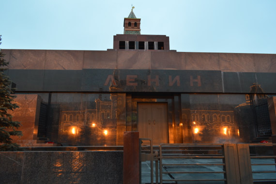 Während der Nacht spiegelt sich die wunderschöne Beleuchtung des in der Zwischenzeit sehr kapitalistischen GUM im Mausoleum des Revolutionärs. Neben solcher Kontraste ist ein Spaziergang über den Roten Platz ein atemberaubendes Gefühl, wenn man sich