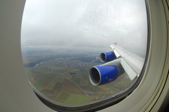 Die B747 ist für die Landung konfiguriert und kommt der Mozartstadt immer Näher. Auf diesem Wege beste Grüße unseren deutschen Nachbarn, welche sich besonders über die in Salzburg ankommenden Flugzeuge freuen, vor allem lieben sie die ganz großen un