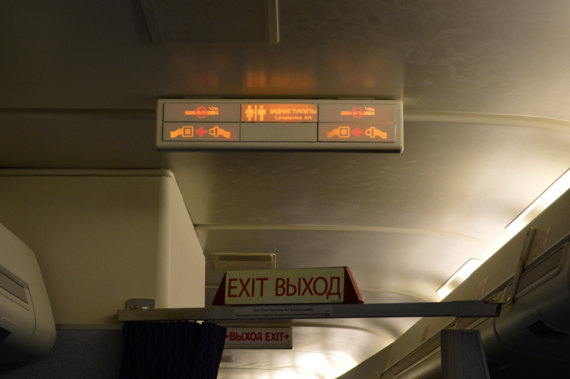 Bevor der Sinkflug eingeleitet wurde mussten sich alle wieder zu ihren Plätzen begeben. Bevor der Sinkflug eingeleitet wurde mussten sich alle wieder zu ihren Plätzen begeben.