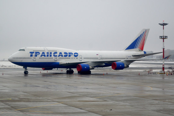 Sie ist immer noch faszinierend, Boeings „Queen oft he Skies“. Für Enthusiasten empfiehlt sich ein Flug auf einer Maschine der Transaero, da diese mit beinahe kompletter Economy Bestuhlung einen Sitzplatz in allen Bereichen des Jumbos ermöglichen, a Sie ist immer noch faszinierend, Boeings „Queen oft he Skies“. Für Enthusiasten empfiehlt sich ein Flug auf einer Maschine der Transaero, da diese mit beinahe kompletter Economy Bestuhlung einen Sitzplatz in allen Bereichen des Jumbos ermöglichen, a