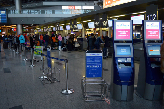 Heute unterscheiden sich Russlands Flughäfen nicht mehr von anderen. Self- Check- In war bis vor wenigen Jahren noch etwas Undenkbares in Russland, heute gehört es genauso zur fliegerischen Realität wie Online- Check. In. Airlines wie Transaero waren h Heute unterscheiden sich Russlands Flughäfen nicht mehr von anderen. Self- Check- In war bis vor wenigen Jahren noch etwas Undenkbares in Russland, heute gehört es genauso zur fliegerischen Realität wie Online- Check. In. Airlines wie Transaero waren h