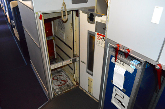 Der Lift für die Catering-Trolleys ist typisch für Boeings Jumbo Jet. Der Lift für die Catering-Trolleys ist typisch für Boeings Jumbo Jet.