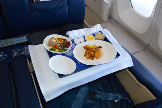 Und um das Klischee zu vollenden: Hendl nach Kiever Art. Die Speisen an Bord der des Jumbos könnten nicht viel russischer sein. Dabei waren sowohl der Geschmack als auch die Frische einzigartig und dem was man von traditionellen EU und US Airlines auf 2 Und um das Klischee zu vollenden: Hendl nach Kiever Art. Die Speisen an Bord der des Jumbos könnten nicht viel russischer sein. Dabei waren sowohl der Geschmack als auch die Frische einzigartig und dem was man von traditionellen EU und US Airlines auf 2