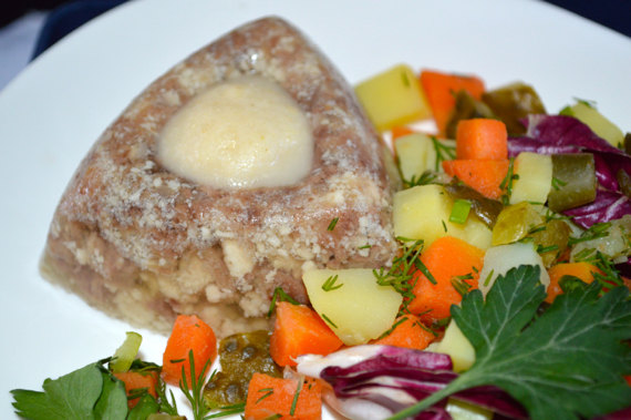 „Cholodez“ ist ein Rindssulzerl mit frischem Gemüse und Kren oben drauf. Diese Speise ist Teil der kulinarischen Seele Russlands!