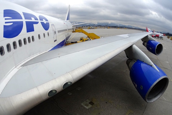 Es ist schwer die Größe dieses Flugapparates zu beschreiben oder gar zu begreifen. Diesen atemberaubenden Blickwinkel erhält man nur auf kleinen Airports, welche keine Passagierbrücken haben.