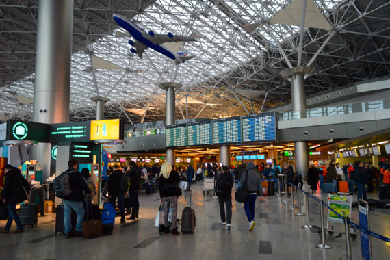 Transaeros Stolz hängt in der Check-In-Halle in Vnukovo.