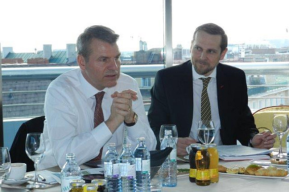Andreas Otto (links) mit AUA-Pressesprecher Peter Thier bei der Informationsveranstaltung heute Vormittag - Foto: Franz Zussner für Austrian Wings