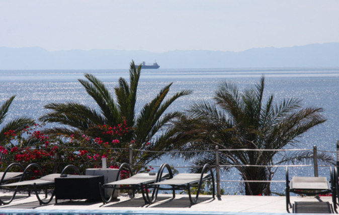 Berenice Beach- Strandliege mit Blick auf Ägypten, Israel und Saudi- Arabien