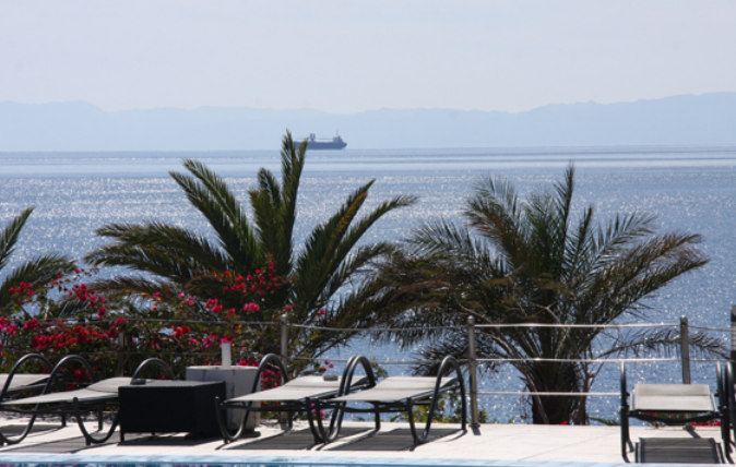 Berenice Beach- Strandliege mit Blick auf Ägypten, Israel und Saudi- Arabien