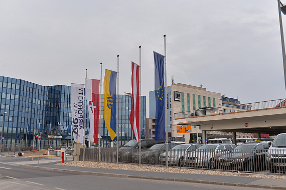 Flughafen Wien Flaggen Halbmast Foto Huber Austrian Wings Media Crew