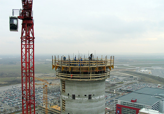 Flughafen Wien Tower 20031128 Blick vom Materialkorb Reinhard Forster