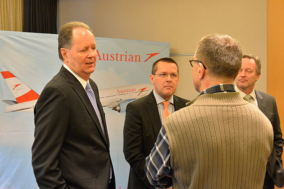 AUA-Vorstände Jaan Albrecht und Heinz Lachinger im Gespräch mit Austrian Wings Mitarbeiter Franz Zussner (re.)