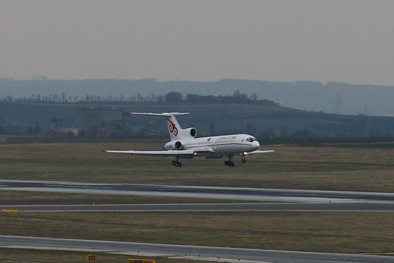 Tupolew TU154 von Kyrgyzstan kurz vor dem Aufsetzen auf der RWY 29