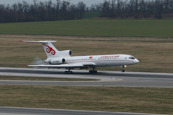 Tupolew TU154 von Kyrgyzstan beim Aufsetzen auf der RWY 29