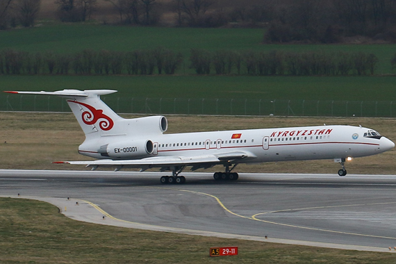 Tupolew TU154 von Kyrgyzstan beim Aufsetzen auf der RWY 29