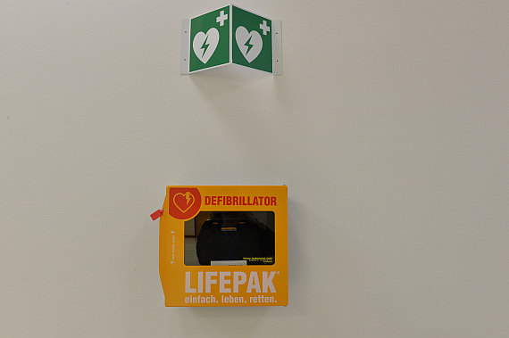 In immer mehr öffentlichen und privaten Einrichtungen werden Laien-Defis vorgehalten, Symbolbild - Foto: Austrian Wings Media Crew In immer mehr öffentlichen und privaten Einrichtungen werden Laien-Defis vorgehalten, Symbolbild - Foto: Austrian Wings Media Crew