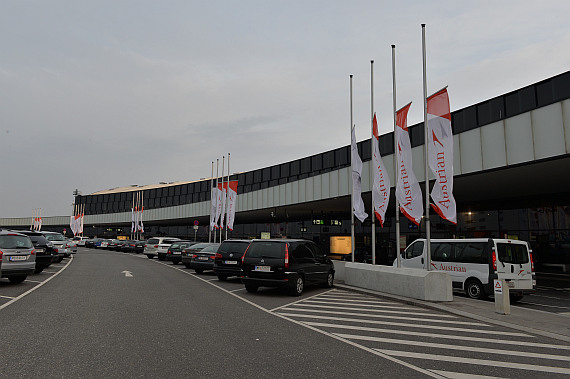 Skylink Terminal 3 AUA Hauptbüro Flughafen Wien Trauerbeflaggung nach Germanwings 9525 Absturz Foto Huber Austrian Wings Media Crew_2