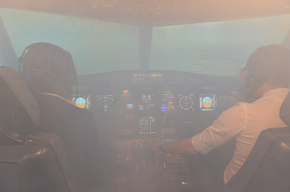 Piloten mit aufgesetzten Sauerstoffmasken bei einem Fume Event, Symbolbild aus dem Simulator - Foto: Huber / Austrian Wings Media Crew