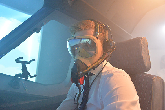 Pilot mit angelegter Sauerstoffmaske im Airbus-Cockpit, Symbolbild aus dem Flugsimulator - Foto: Huber / Austrian Wings Media Crew Pilot mit angelegter Sauerstoffmaske im Airbus-Cockpit, Symbolbild aus dem Flugsimulator - Foto: Huber / Austrian Wings Media Crew