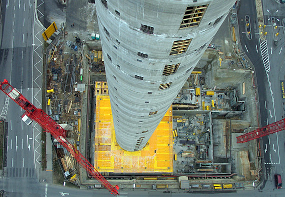 Tower Flughafen Wien 20031128 Blick vom Materialkorb auf den Turmschaft Reinhard Forster