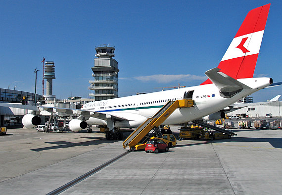 Im Vordergrund der A340 OE-LAG der AUA, dahinter der alte Tower und ganz hinten der Kern des heutigen Flugsicherungsturmes.