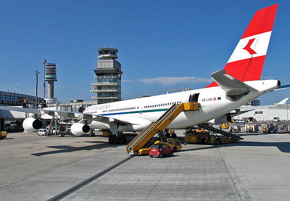 Im Vordergrund der A340 OE-LAG der AUA, dahinter der alte Tower und ganz hinten der Kern des heutigen Flugsicherungsturmes.