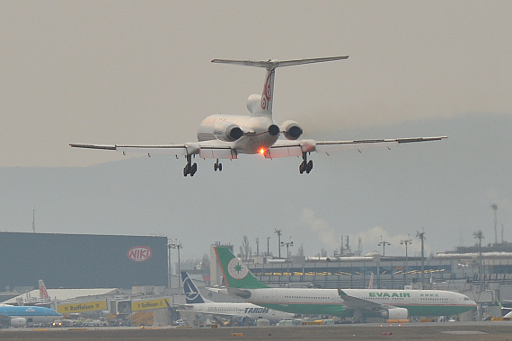 Tupolev Tu-154 Kirgistan EX-0001 Foto PA Austrian Wings Media Crew Landung in Wien Beacon