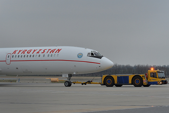 Tupolev Tu-154 Kirgistan EX-0001 Foto PA Austrian Wings Media Crew Pushback Truck