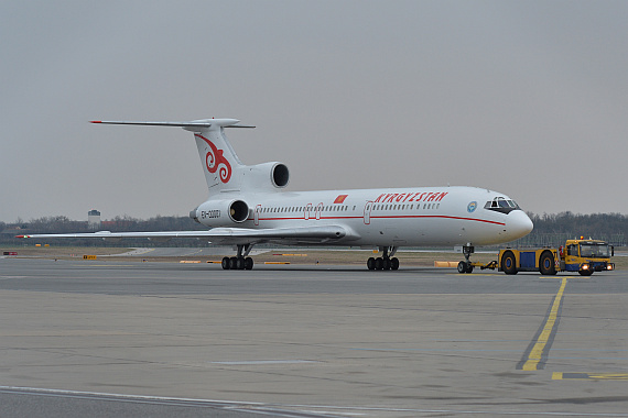 Tupolev Tu-154 Kirgistan EX-0001 Foto PA Austrian Wings Media Crew Pushback Truck_1 Tupolev Tu-154 Kirgistan EX-0001 Foto PA Austrian Wings Media Crew Pushback Truck_1