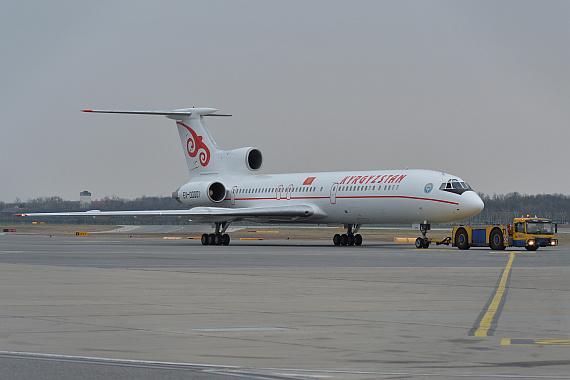 Tupolev Tu-154 Kirgistan EX-0001 Foto PA Austrian Wings Media Crew Pushback Truck_1