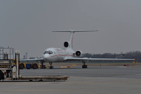 Nachdem die Insassen das Flugzeug verlassen hatten, wurde es "gepushed" und umgeparkt.