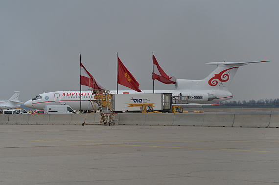 Zwei österreichische und eine kirgisische Flagge empfingen die Tupolev und ihre Insassen. Zwei österreichische und eine kirgisische Flagge empfingen die Tupolev und ihre Insassen.