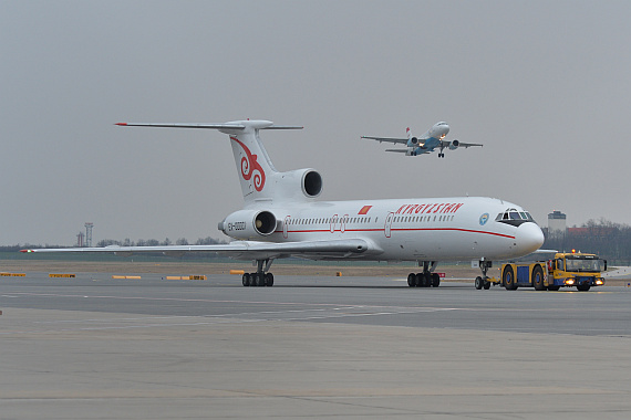 Tupolev Tu-154 Kirgistan EX-0001 Foto PA Austrian Wings Media Crew mit startendem AUA Airbus im Hintergrund Tupolev Tu-154 Kirgistan EX-0001 Foto PA Austrian Wings Media Crew mit startendem AUA Airbus im Hintergrund