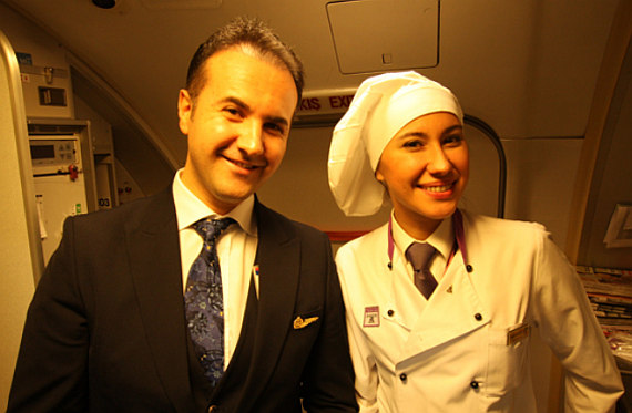 Der Flugbegleiter und der fliegende DO& CO Koch kümmern sich um das Wohl der Gäste an Bord von Turkish Airlines.